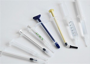 Máy làm đầy và đóng nắp ống tiêm gel làm trắng răng được vận chuyển thành côn...